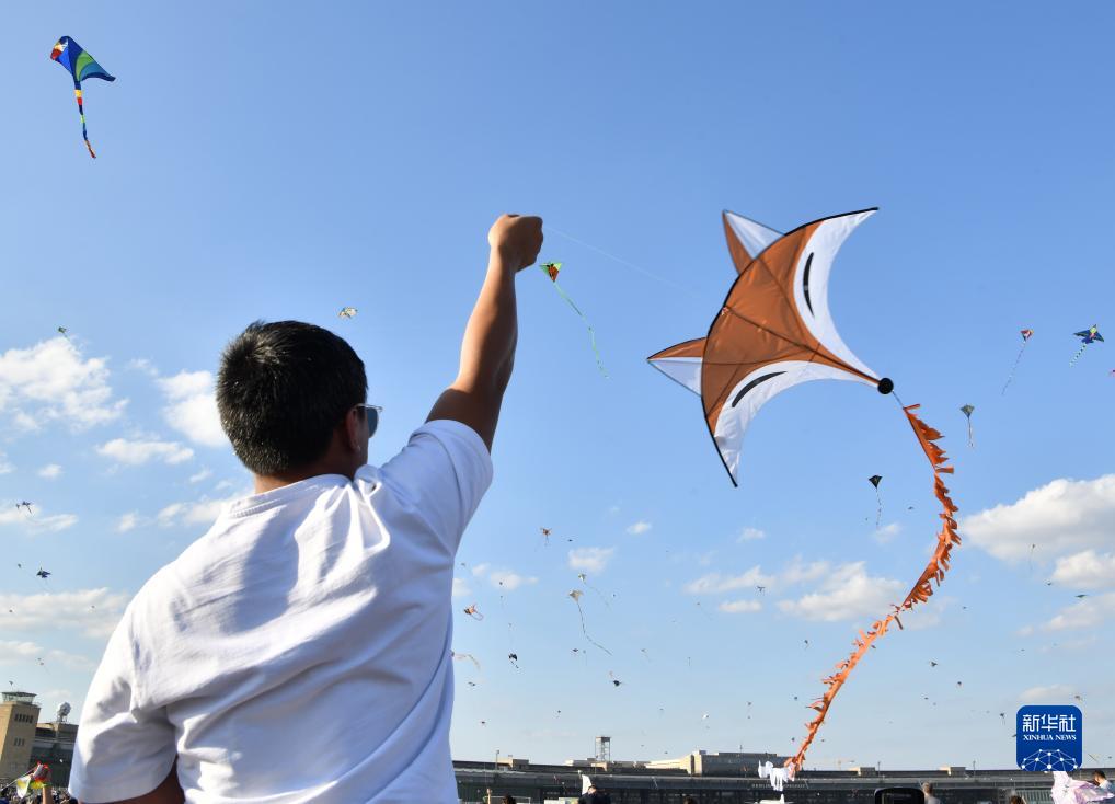 德国柏林举行巨型风筝节