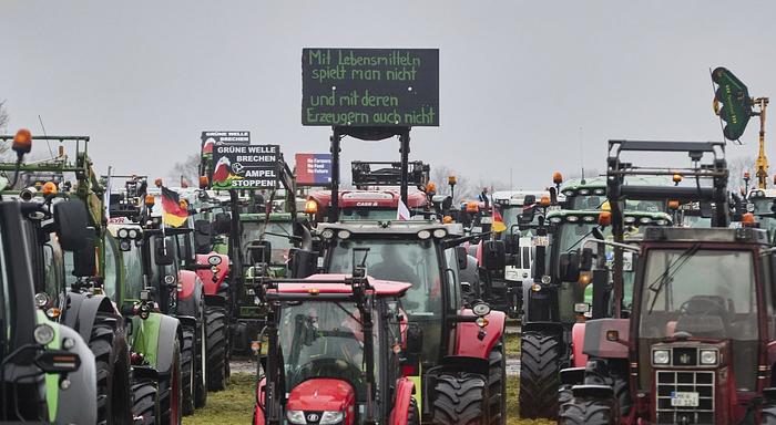 德国农民抗议政府计划削减对农业的补贴